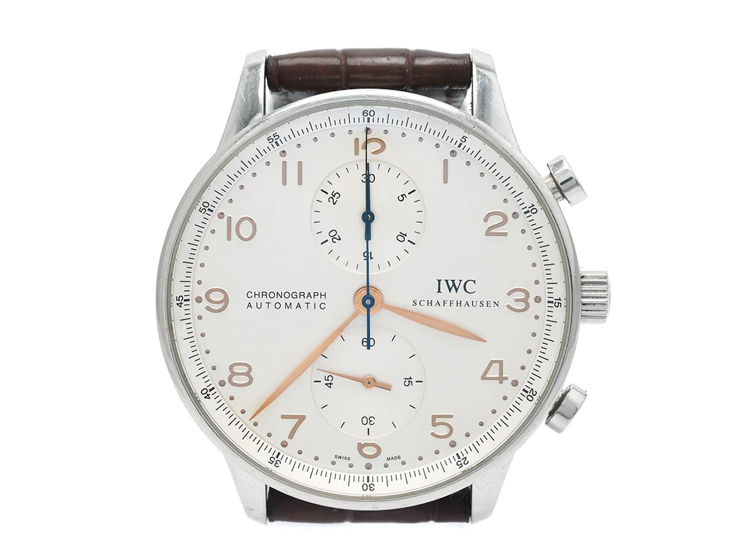 IWC, Schaffhausen, Portuguese, Cal 79350, Serie nr. 2699867, Ref nr. 371401, Boett nr. 3107154, kronograf, herrur, 40,9 mm, stål, automatisk, safirglas (nagg), skadad urtavla, läderband, originalspänne, cert, maj 2006, box. — Klockor/IWC — Kaplans