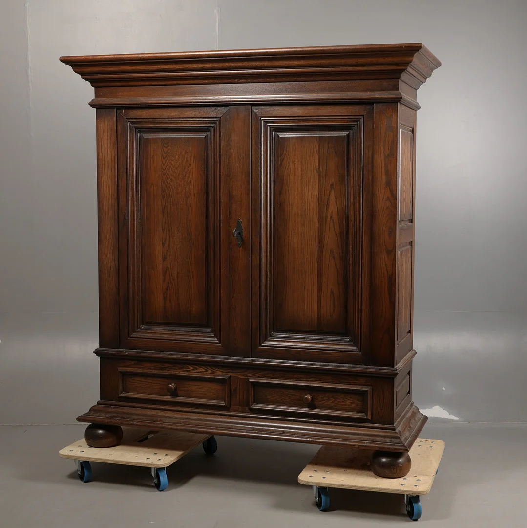 A LARGE 20TH CENTURY CONTINENTAL OAK CUPBOARD. — Cupboards, Cabinets & Shelves — Bishop & Miller