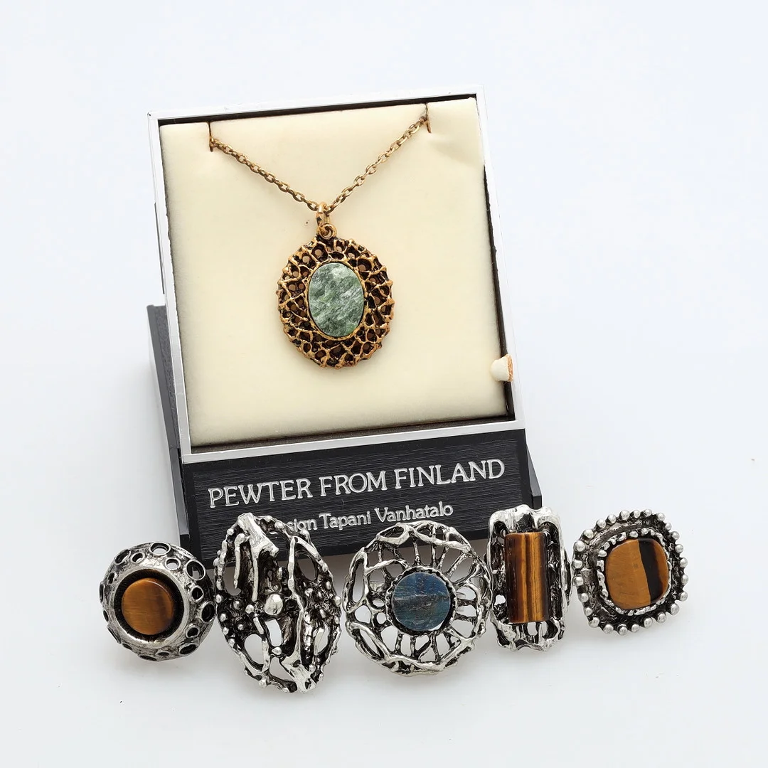 TAPANI VANHATALO. Ringar, 5 st samt halsband, försilvrat tenn mm, Finland. — Jewellery — Växjö Auktionskammare