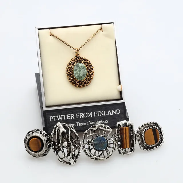TAPANI VANHATALO. Ringar, 5 st samt halsband, försilvrat tenn mm, Finland.