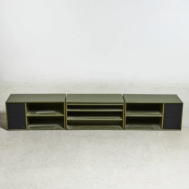 PETER J LASSEN. "Montana", Hifi-modul, TV-bänk, 3 delar, med förvaringsfack, hyllor och högtalare, grönlackerad MDF, samtida.
