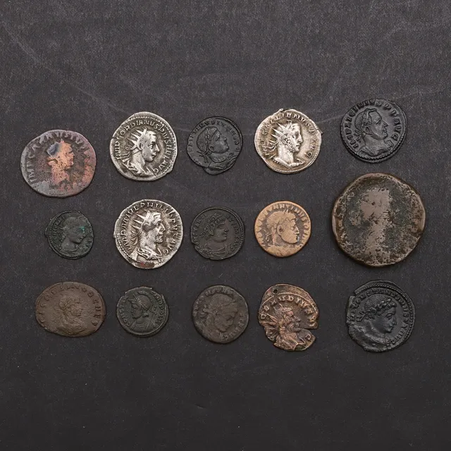 ROMAN COINS: A COLLECTION OF 15 COINS TO INCLUDE GORDIAN III AND OTHERS.