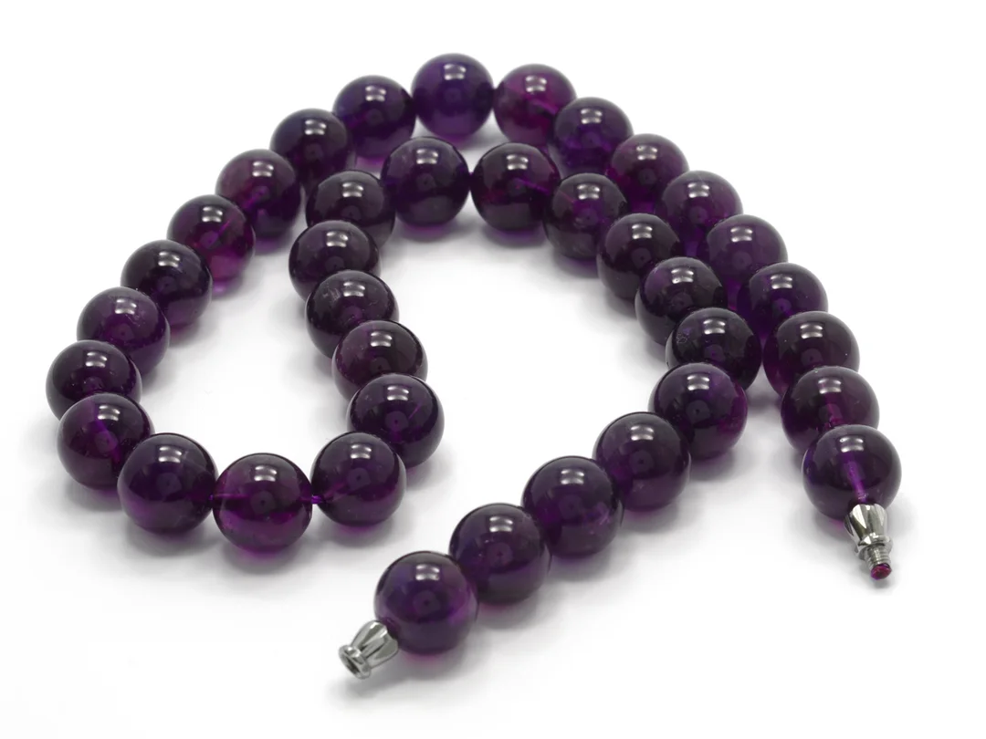 COLLIER, ametistkulor ca 12-12,5 mm, lås, vitmetall, längd 46,5 cm. — Smycken/Collier — Kaplans