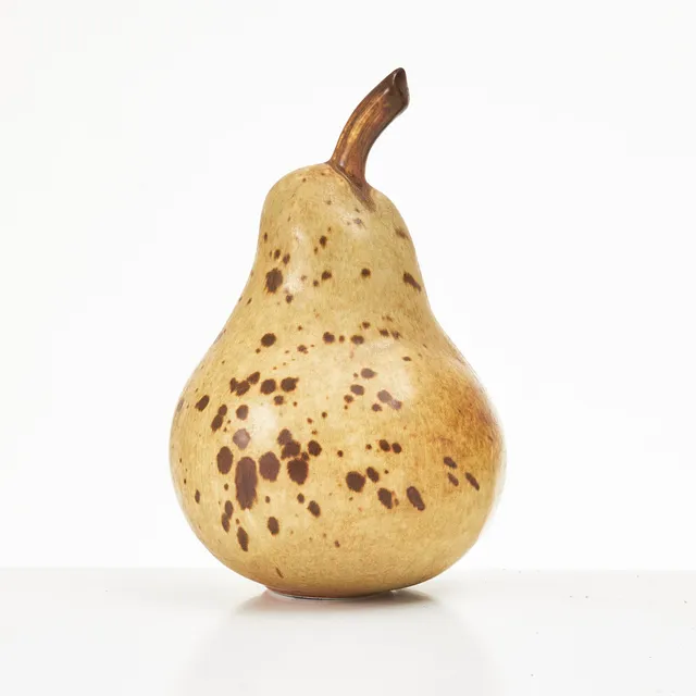 KERSTIN HÖRNLUND. Skulptur, porslin, päron, från serien Kivik, Rörstrand.