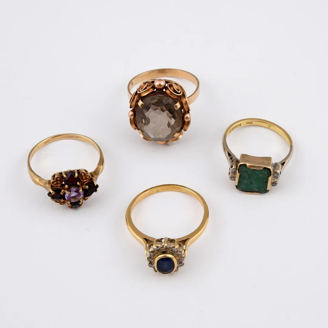 A SAPPHIRE AND DIAMOND CLUSTER RING. — Rings — Lawrences Auctioneers