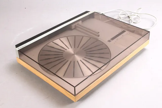 Jacob Jensen for Bang & Olufsen. Beogram 4000 tangential turntable