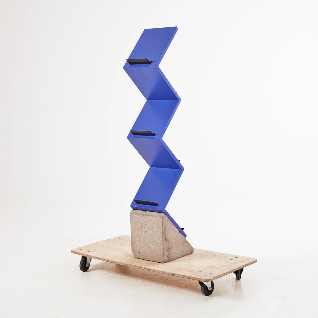 JONAS BOHLIN. Tidningsställ, "Zink", Källemo, modellen formgiven 1984, blå-lilamålad, sockel i betong. — Cupboards, Cabinets & Shelves — Stockholms Auktionsverk Magasin 5