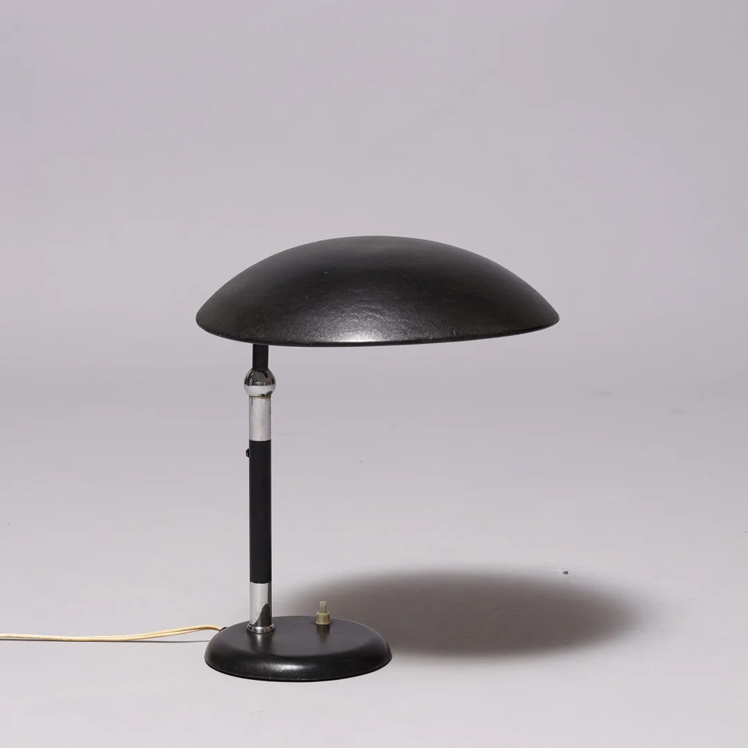 Bordlampe med justerbar skærm, sortlakeret metal, Lyfa, Danmark, ca.1900 tallets midte. — Table Lamps — Palsgaard Kunstauktioner