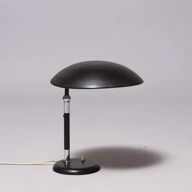 Bordlampe med justerbar skærm, sortlakeret metal, Lyfa, Danmark, ca.1900 tallets midte.