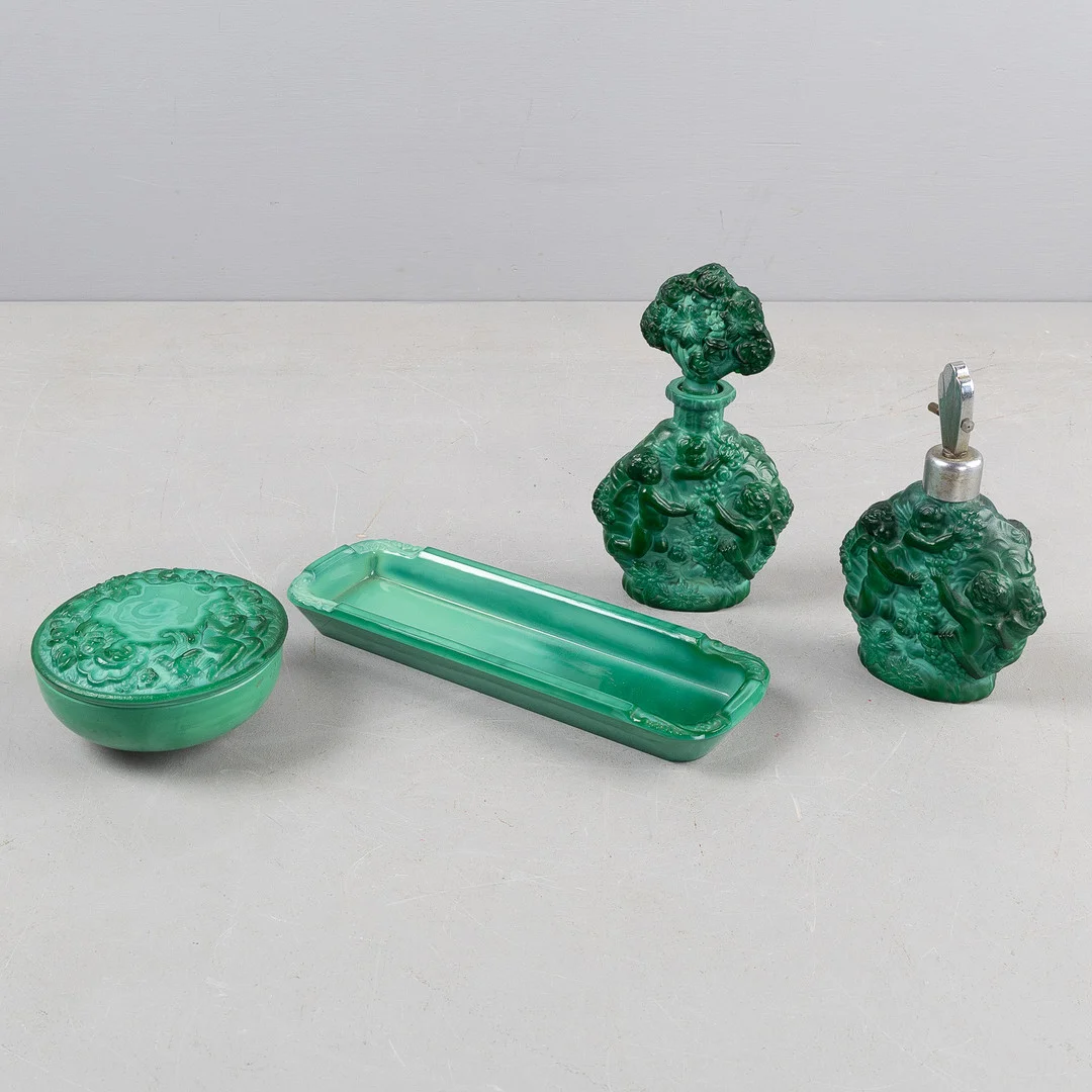 FRANTISEK PAZOUREK. 4 dlr toiletteutensileier, malakitglas, Curt Schlevogt, Tjeckien / Böhmen, art deco, 1930-tal. — Art glass — Stockholms Auktionsverk Helsingborg