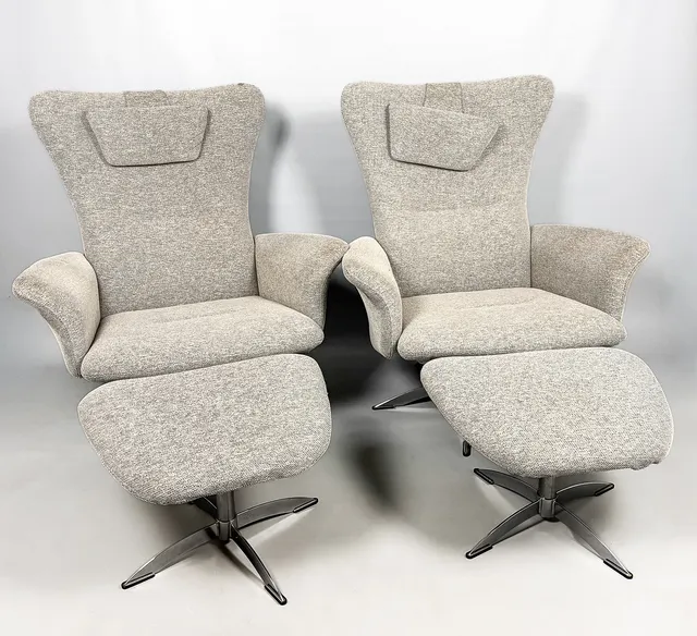 HJORT KNUDSEN. FÅTÖLJER MED FOTPALLAR, 2 stycken, Textil, Danmark, 2000-tal.
