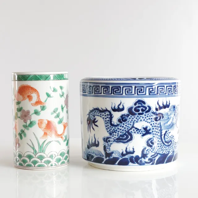 To kinesiske vaser af porcelæn, blå glasur med drager. Børstevase med motiv af planter og fisk. (2).