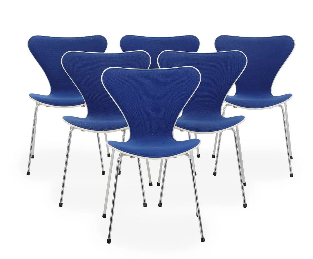 “The Seven”. Set of six chairs with steel frame. Interior seat and back upholstered with blue wool. Model 3107. Designed 1955. Manufactured and marked by Fritz Hansen. (6) — Modern Furniture — Bruun Rasmussen