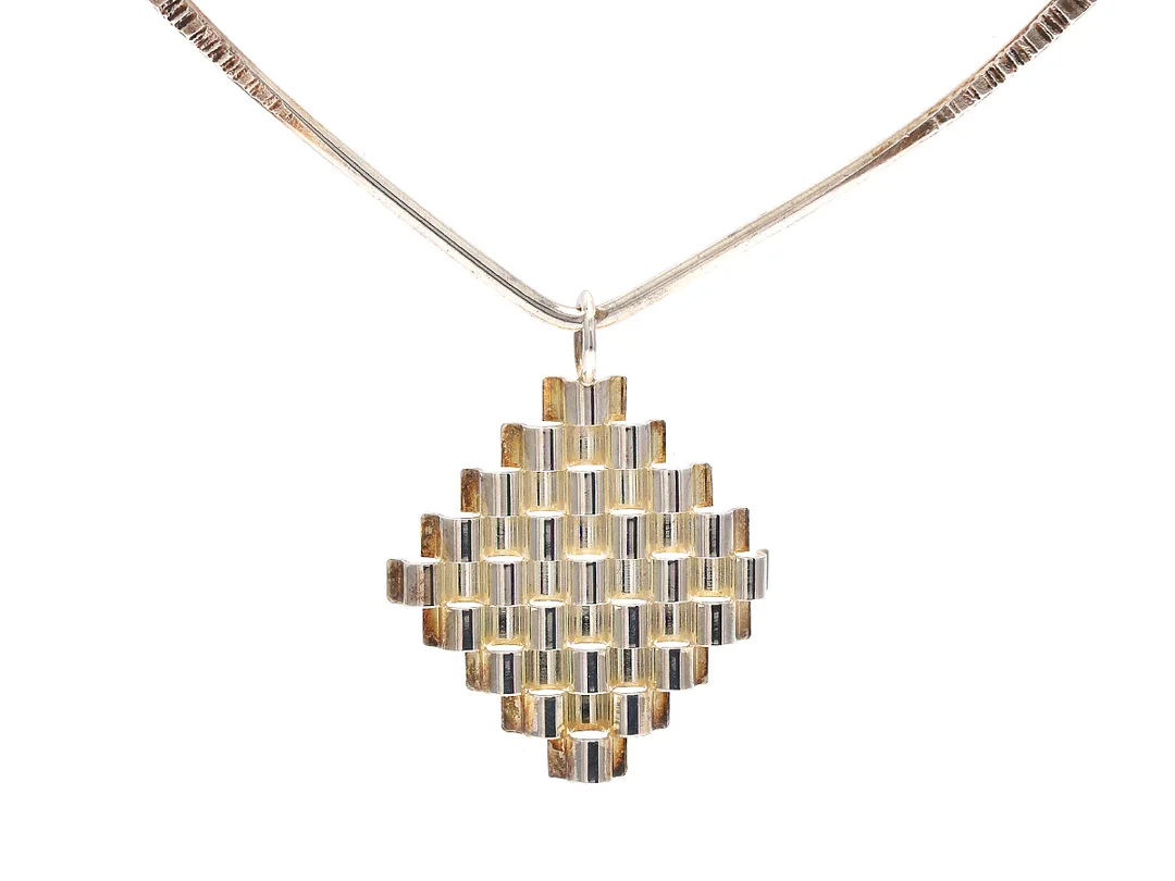 COLLIER, stelt, öppningsbart, sterlingsilver, Ceson, Göteborg 1974, höjd på hänget 43 mm, mått 15,2 x 12,9 cm, vikt 22,9 g. — Smycken/Collier — Kaplans