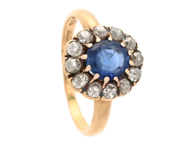 CARMOSÉRING, 18K guld, safir, gammalslipade diamanter ca 0,60 ctv, stl 17,75 mm, safiren med slitage, ringskenan med slitage.