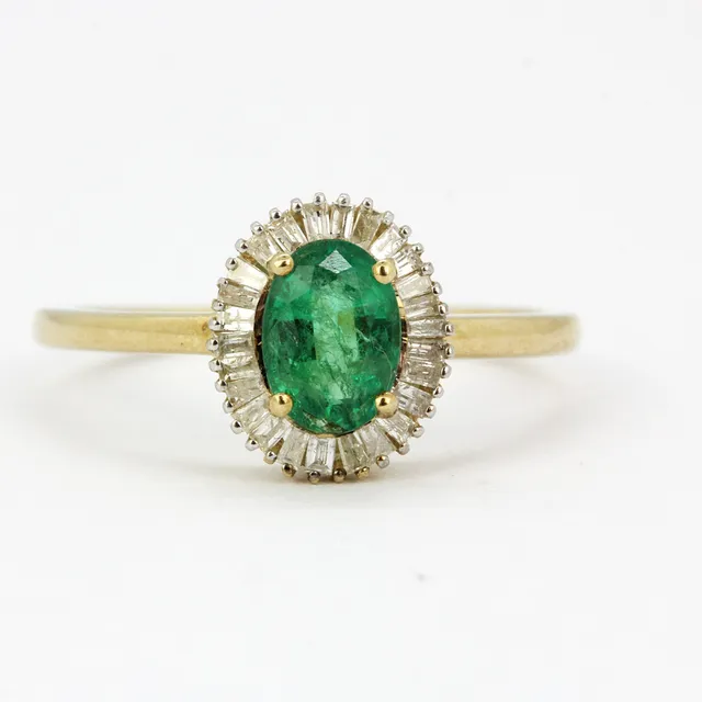 9CT EMERALD & DIAMOND CLUSTER RING.