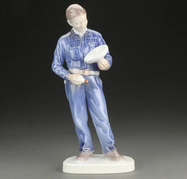 Bing & Grøndahl. Figur af porcelæn, elektriker.