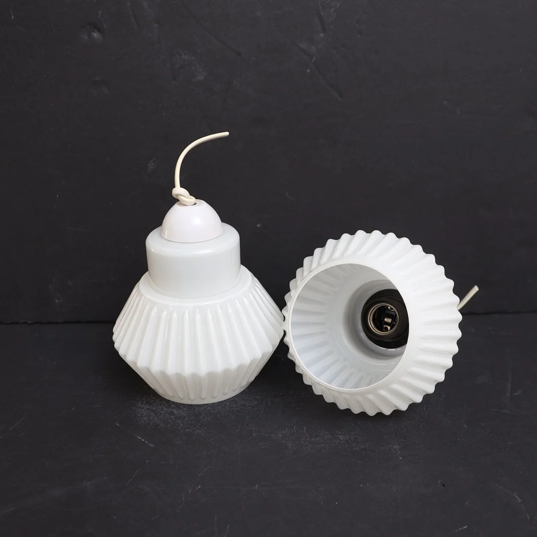 TAKLAMPOR ETT PAR, 1960-1970-tal, skärmar av vittonat glas. — Ceiling lights — Falun Auktionsbyrå