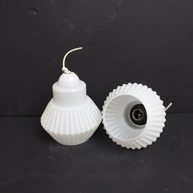 TAKLAMPOR ETT PAR, 1960-1970-tal, skärmar av vittonat glas.
