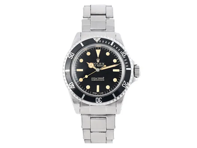 ROLEX, Oyster Perpetual, Submariner (200m=660ft, Swiss-T<25), s.k. "Meter First, Gilt Glossy Dial", Ref nr. 5513, Serie nr. 1128905, Cal 1530, Verk nr. 27657, Boett nr. 5513 (III.64), herrur, 39 mm, stål, automatisk, plexiglas, Oysterlänk (Flushfit/storleksändras ej), viklås, Ref nr. 1.69/80, tillverkad tredje kvartalet 1964.