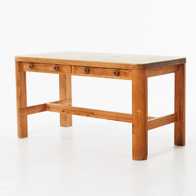 ERIK HÖGLUND. Bord, furu, kraftiga rundade ben, sarg med 4 lådor, lådorna med två knoppar vardera, signerat Erik Höglund, ex 1/ i original, 1974.