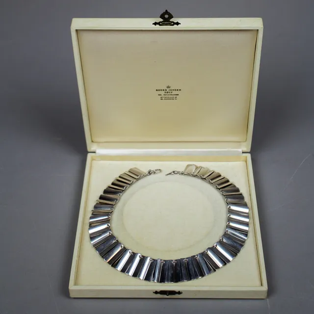 ARNO MALINOWSKI. HALSSMYCKE no 113 för Georg Jensen.