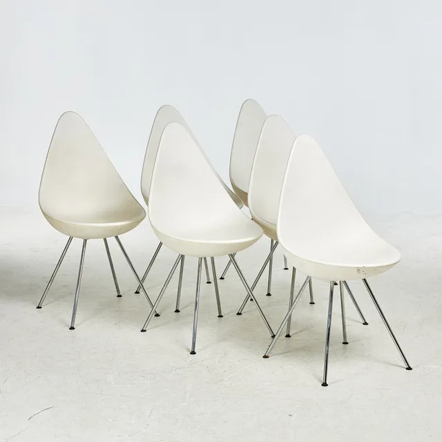 ARNE JACOBSEN. Stolar, 6 st, ''Droppen'', Republic of Fritz Hansen, samtida, stomme i pulverlackerad stål, sits i plast. märkta 2014.