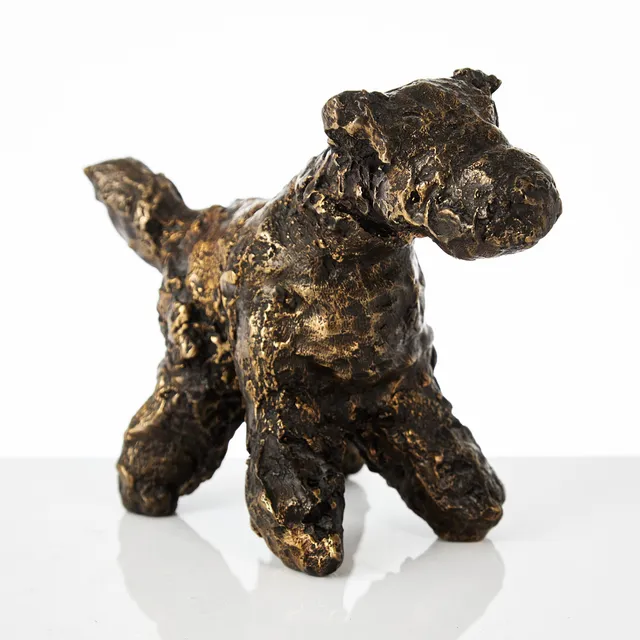 SUZANNE NESSIM (FÖDD 1944). Skulptur, patinerad brons, i form av hund, signerad och numrerad 10/30.