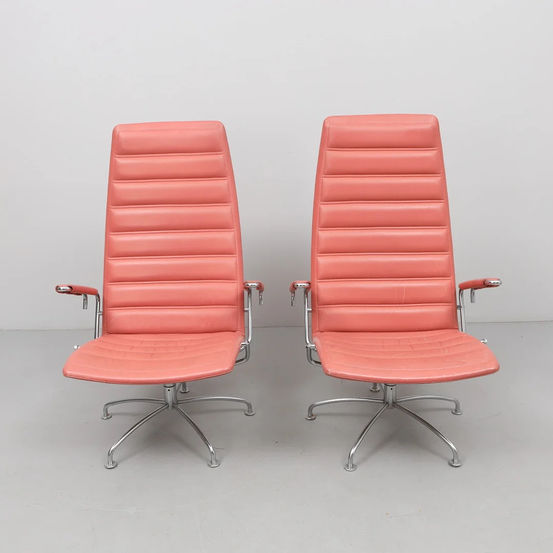 JENS AMUNDSEN. Fåtöljer, 1 par, "SAS Lounge chair", skinnklädsel, etikettmärkta, Fritz Hansen, Danmark, 1987. — Armchairs & Chairs — Auktionshuset Kolonn