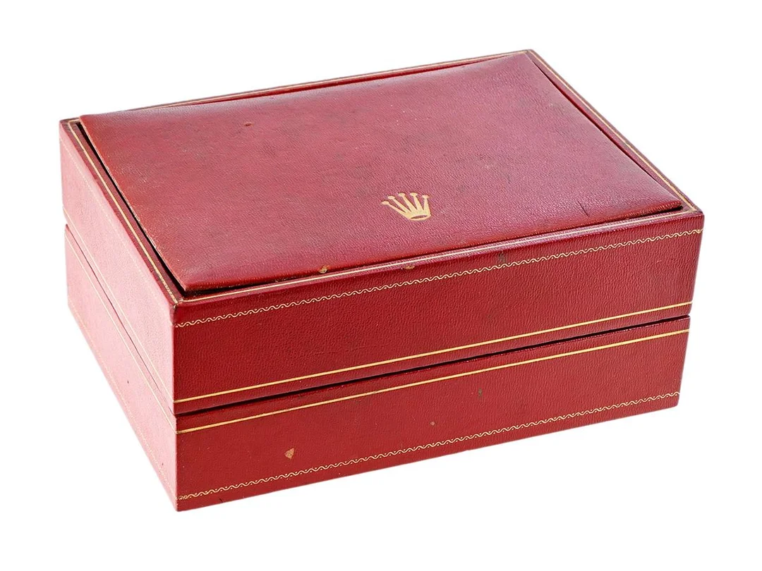 BOX, till Rolex Day-Date, röd, 180 x 129 x 76 mm, Ref nr. 56.01.1, ej komplett, skadad, ca 1970. — Klocktillbehör/Rolex — Kaplans
