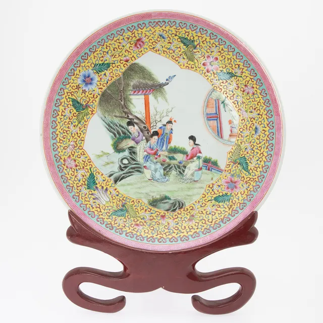Großer Teller, Qianlong-Marke, China, 1960er- bis 1980er-Jahre.