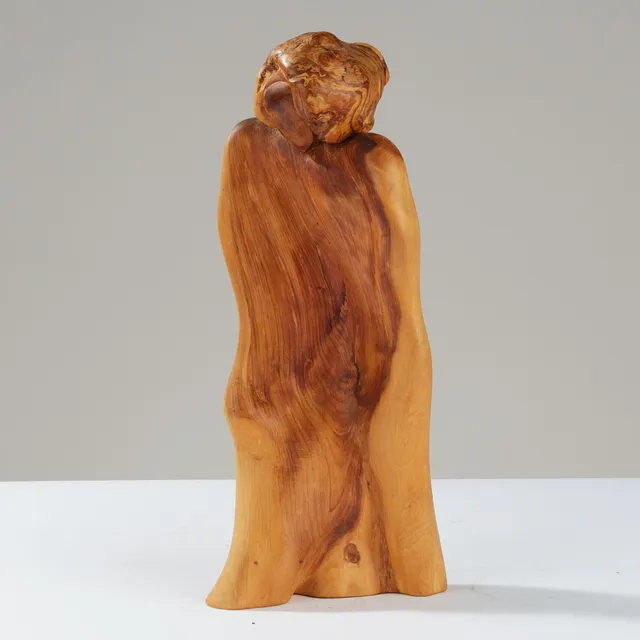 UBEKENDT KUNSTNER. Håndskåret træskulptur med abstrakt figurmotiv, signeret og dateret 1988.