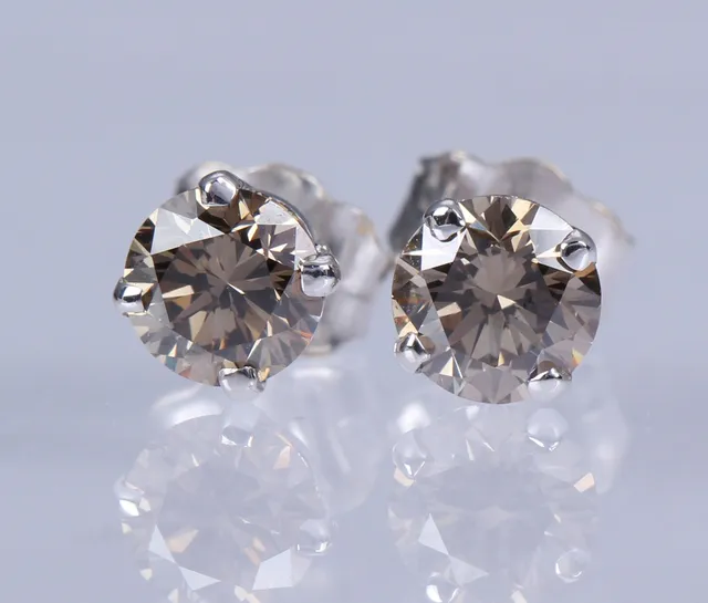 Et par brillant- solitaireørestikker af 14 kt. hvidguld, i alt 1.06 ct. (2)