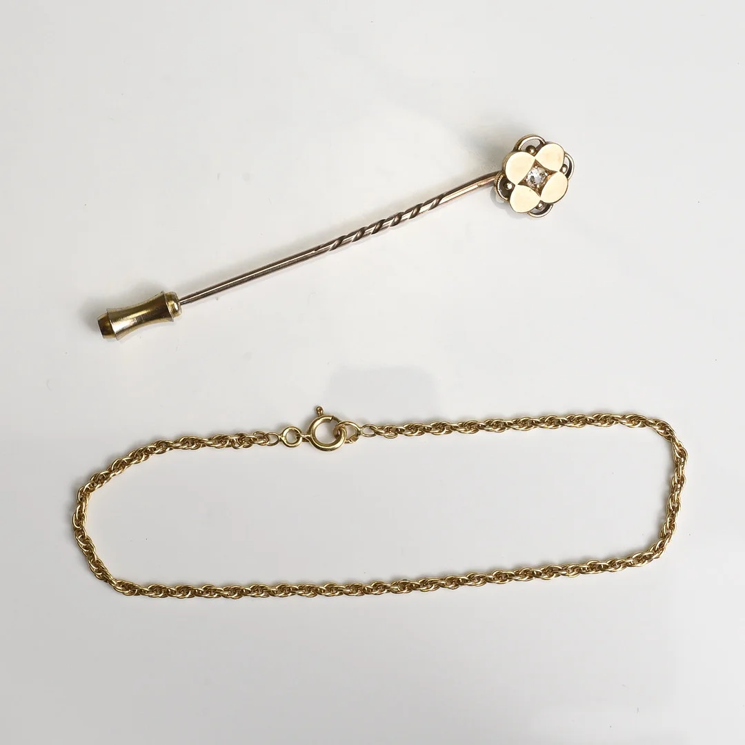 A 15CT GOLD AND DIAMOND STICK PIN WITH METAL END CAP TOGETHER WITH AN UNMARKED YELLOW METAL CHAIN BRACELET, TESTING GOLD. — Cufflinks & Tie Pins — Ma San Auction