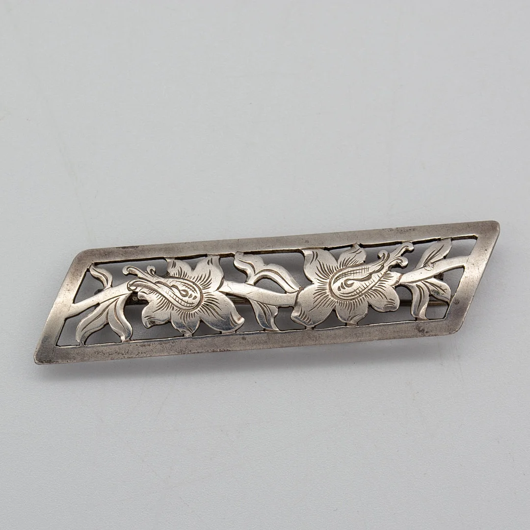 BROSCHE, 800ER SILBER GEPUNZT, JUGENDSTIL, BLUMENMOTIV. — Brooches & Pendants — Kunst- und Auktionshaus Kleinhenz