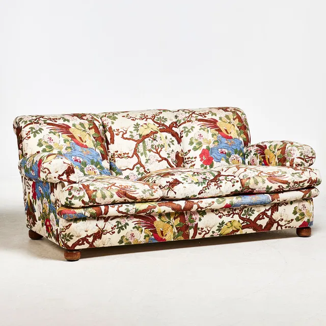 JOSEF FRANK. SOFFA, modell 703, för Firma Svenskt Tenn, klädd i "Magnolia" av GP & J Baker, lösa sittplymåer.