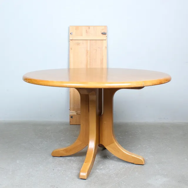 RAINER DAUMILLER. Runder Esstisch aus Buche mit Einlegeplatte, 1970er.