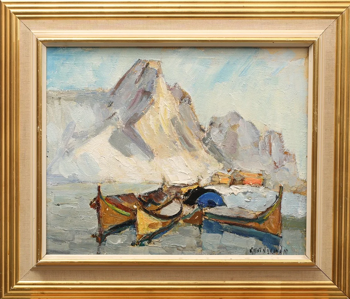KNUT NORMAN. Olja på pannå, båtar med berg i bakgrunden signerad. — Paintings — Limhamns Auktionsbyrå