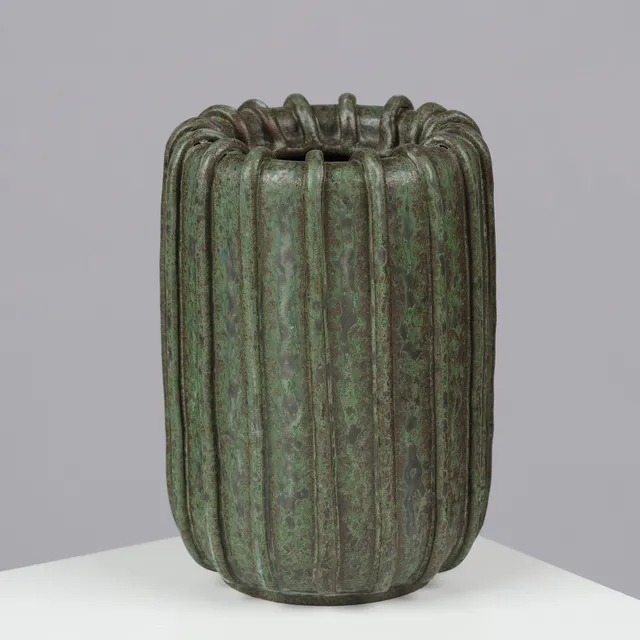 ARNE BANG (1901-83). Stoneware vase in fluted style glazed in dark green shades, own workshop, Nordic Art Deco, Denmark, 1900-tallets midte.