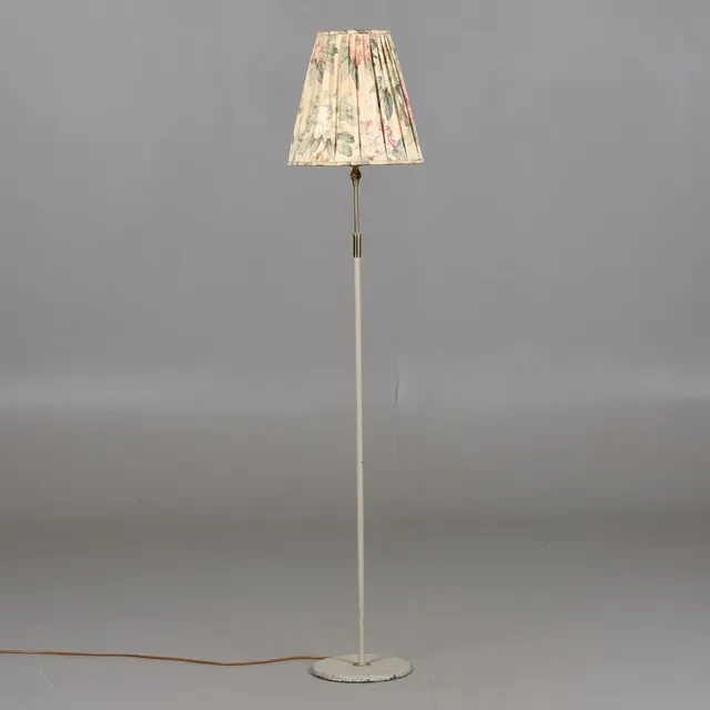 GOLVLAMPA. Mässing och vitlackerad metall, justerbar skärm, 1960/70-tal.