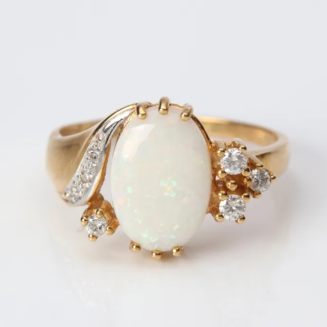 OPALRING 18K med diamanter.