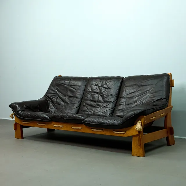 MAISON REGAIN. Zugeschrieben, brutalistisches Sofa / Dreisitzer, Eiche, Leder, 1970er Jahre, Frankreich.