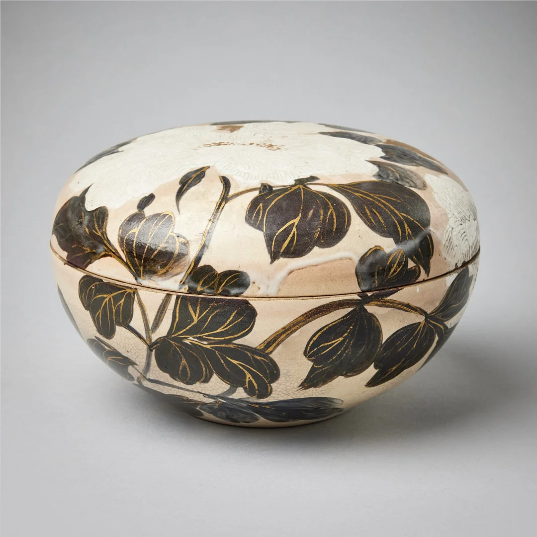 A JAPANESE BOX WITH COVER 'TOMKINSON COLLECTION. — Asiatica — Stockholms Auktionsverk Fine Art