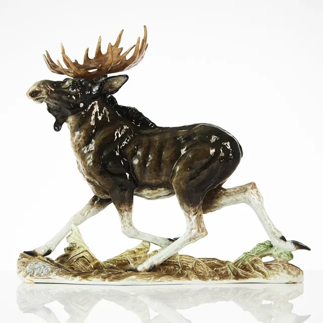 FRITZ HEIDENREICH (1895-1966). Älg, skulptur, porslin, Tyskland, Rosenthal, polykromt bemålad, signerad.