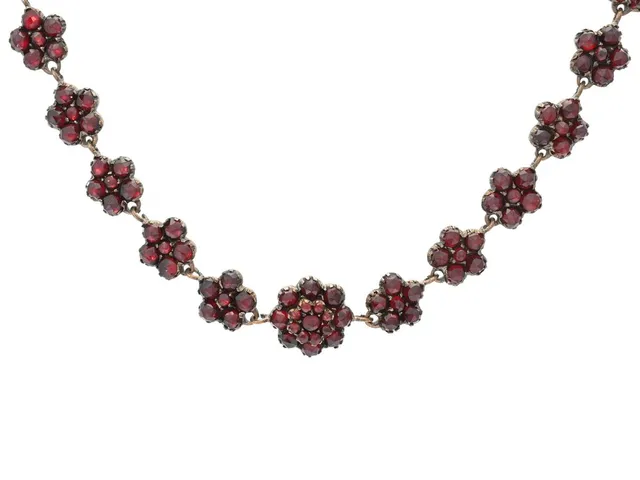 COLLIER, försilvrad, granater, 1900-tal, längd 42 cm, vikt 17,9 g, åldersrelaterat slitage, svaga fattningar, med krok för påhänge.