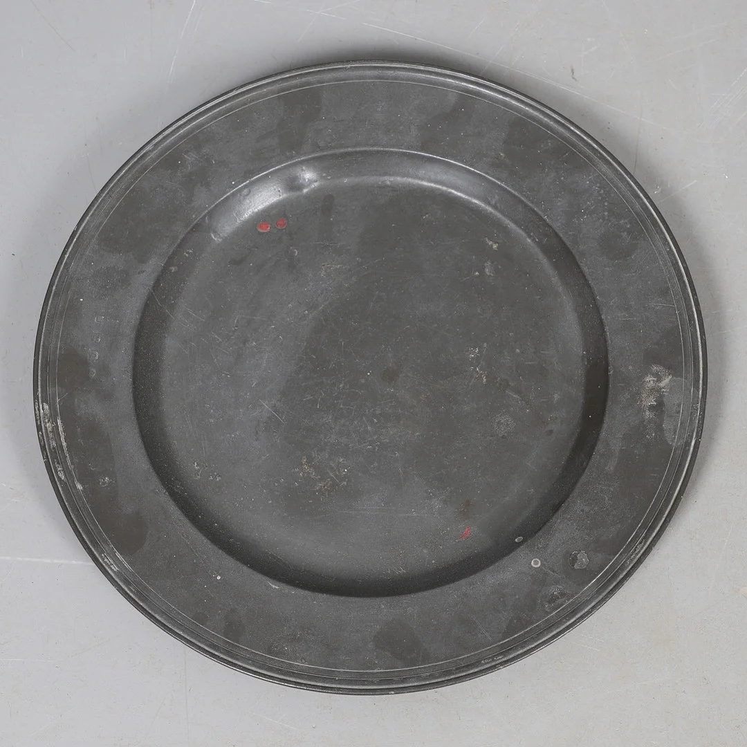 LARGE ANTIQUE PEWTER CHARGER. — Pewter, Brass & Copper — Lawrences Auctioneers