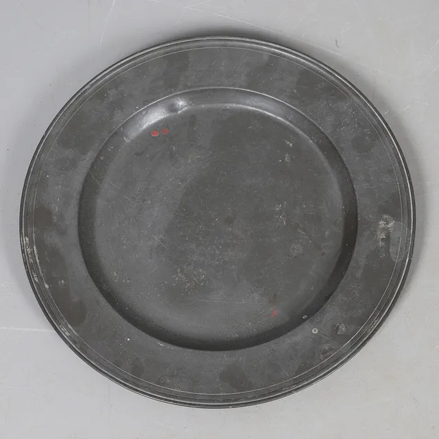 LARGE ANTIQUE PEWTER CHARGER.