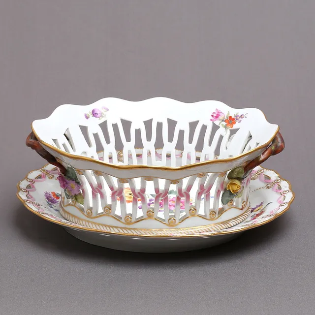 ROYAL COPENHAGEN, 2 delar, gallerskål samt fat, "Sachsisk blomst", Danmark, 1900-talets första hälft.