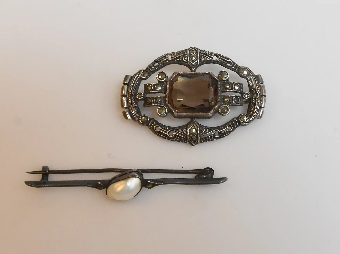 BROSCHER 2 st Art Deco silver, rökkvarts, barock pärla. — Brooches & Pendants — Auktionsverket Engelholm