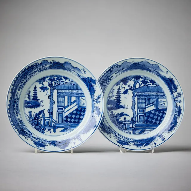 A PAIR OF BLUE AND WHITE PLATES.